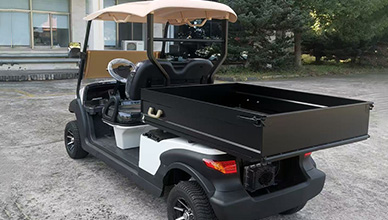 白色高尔夫球车