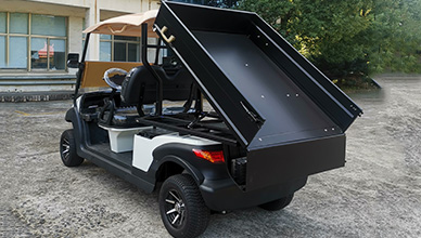 白色高尔夫球车