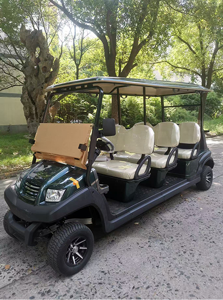 景区度假村场景中的电动高尔夫球车
