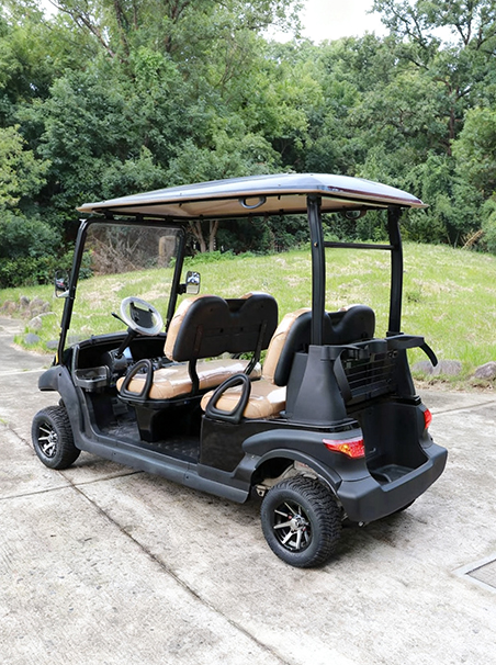 景区度假村场景中的电动高尔夫球车