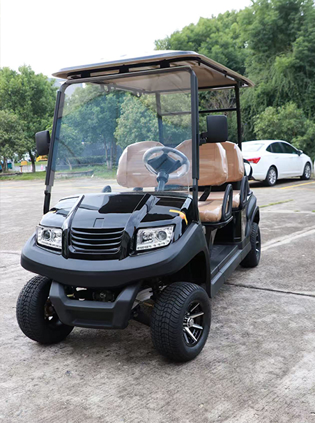 景区度假村场景中的电动高尔夫球车