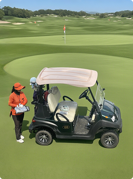 高尔夫球场场景中的电动高尔夫球车